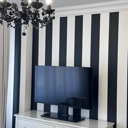 Luxury Black & White Apartment *