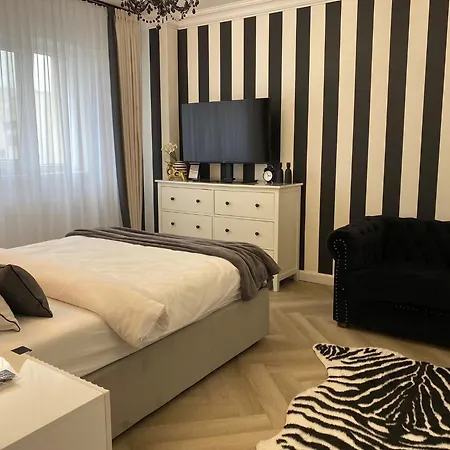 Luxury Black & White Apartment *
